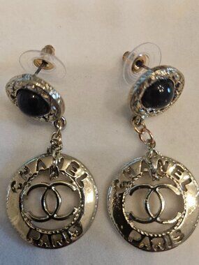 Costume vintage look earrings in gold plating with dark stones